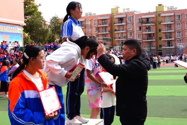 会东县大桥中学举行第40届冬季田径运动会插图5 会东县大桥中学举行第40届冬季田径运动会插图5
