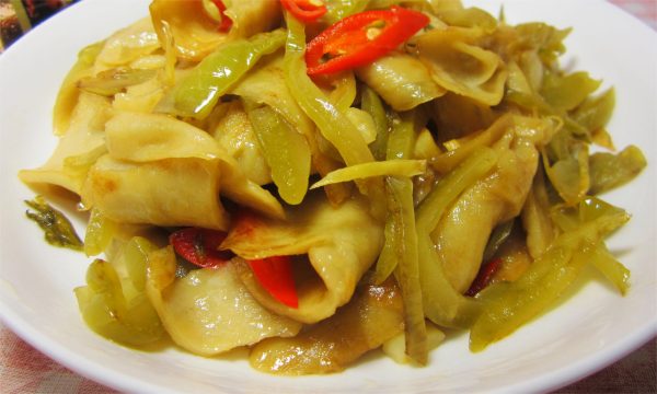 简单美味的家常菜:酸菜炒面肠和擂辣椒炒香干插图 简单美味的家常菜:酸菜炒面肠和擂辣椒炒香干插图