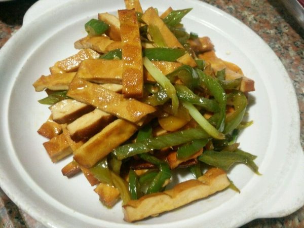 简单美味的家常菜:酸菜炒面肠和擂辣椒炒香干插图4 简单美味的家常菜:酸菜炒面肠和擂辣椒炒香干插图4