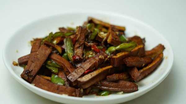 简单美味的家常菜:酸菜炒面肠和擂辣椒炒香干插图5 简单美味的家常菜:酸菜炒面肠和擂辣椒炒香干插图5