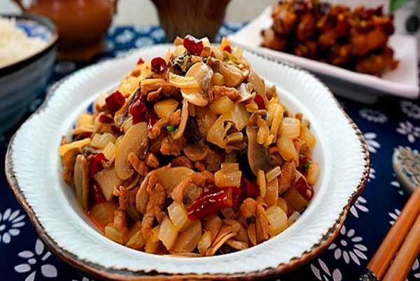 简单美味的香菇肉末炒酸菜和蒜泥蒸鱼肉制作教程插图 简单美味的香菇肉末炒酸菜和蒜泥蒸鱼肉制作教程插图