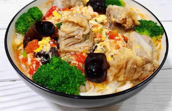 会东网美食专栏|番茄排骨面和花菜油豆腐炒鸡丁插图1 会东网美食专栏|番茄排骨面和花菜油豆腐炒鸡丁插图1