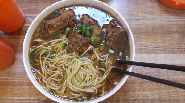 会东网美食专栏|番茄排骨面和花菜油豆腐炒鸡丁插图3 会东网美食专栏|番茄排骨面和花菜油豆腐炒鸡丁插图3