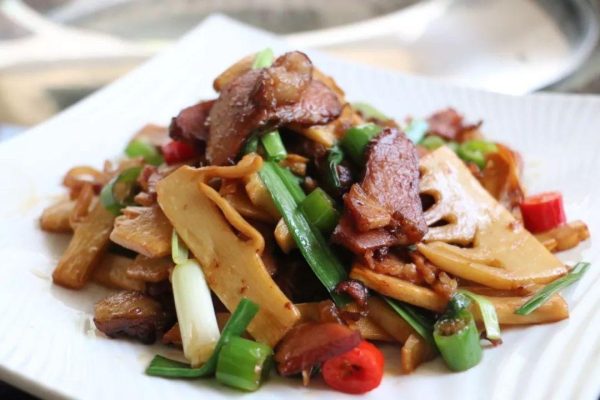 会东网:山药炒素肠、竹笋炒腊肉、萝卜炒肉、香焖鱼腩的做法插图5 会东网:山药炒素肠、竹笋炒腊肉、萝卜炒肉、香焖鱼腩的做法插图5