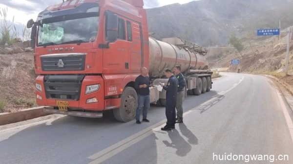 会东县沿江综合行政执法中心开展危化品运输车辆安全检查插图