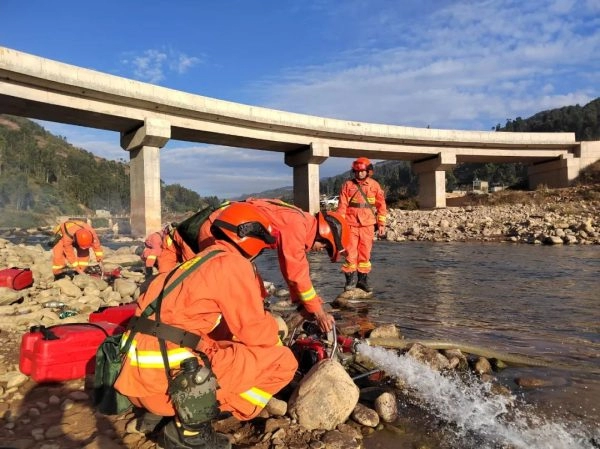 会东县综合应急救援大队草原防火演练插图4 会东县综合应急救援大队草原防火演练插图4