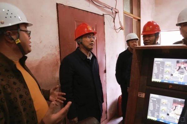 环江红到满银沟镇调研督导工业企业生产经营插图1