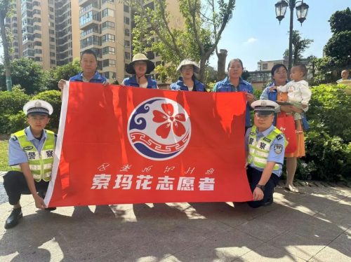 会东新闻：会东公安局联合索玛花志愿者开展交通安全宣传插图1