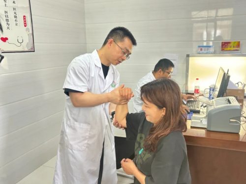 会东县中医医院：“外引内培”强医技群众健康有依靠插图1