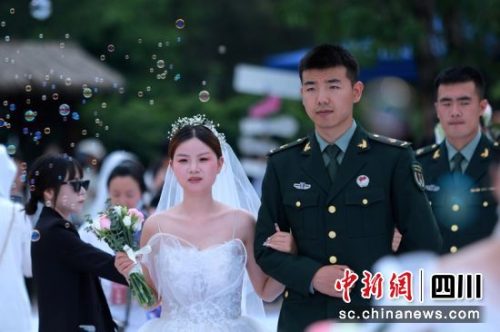会东新闻：凉山52对新人邛海边举行浪漫集体婚礼插图1