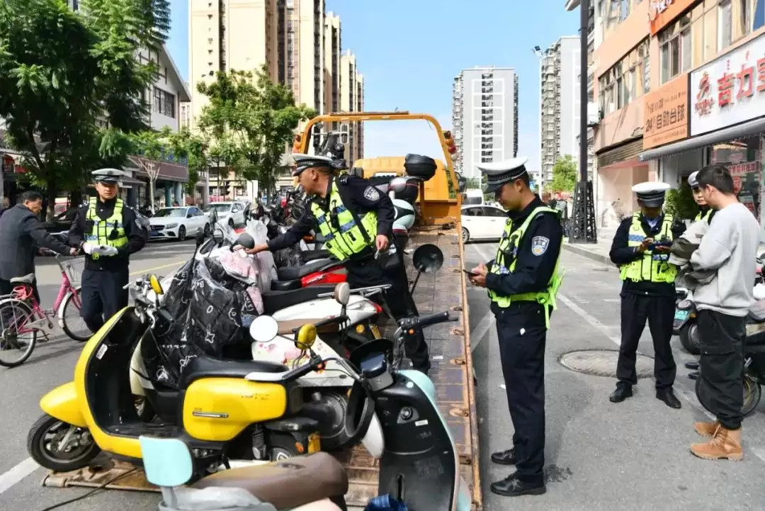西昌公安交警整治消防通道，畅通生命救援之路！插图2