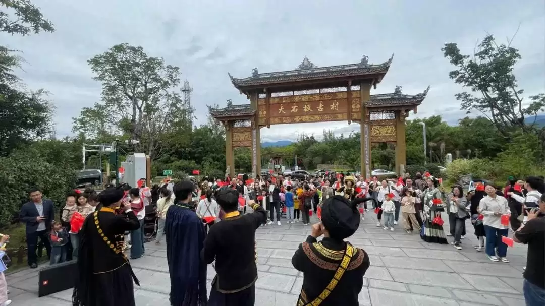 大石板古村快闪活动,游客市民齐唱爱国歌曲激情!-会东网