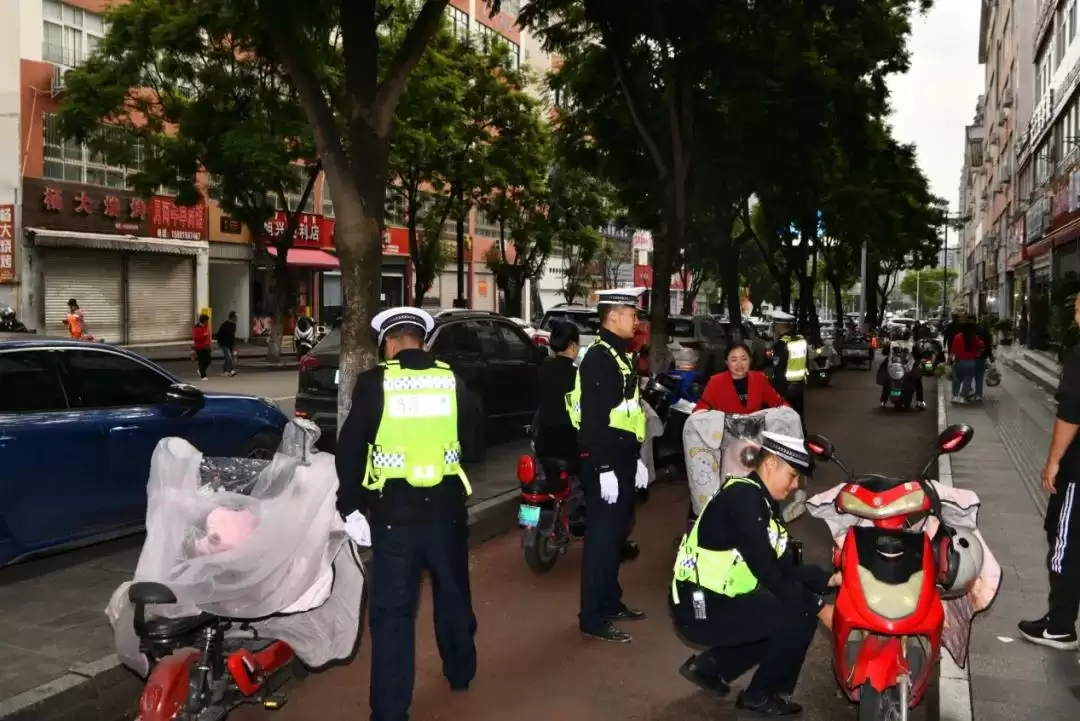 西昌公安交警整治消防通道，畅通生命救援之路！插图3