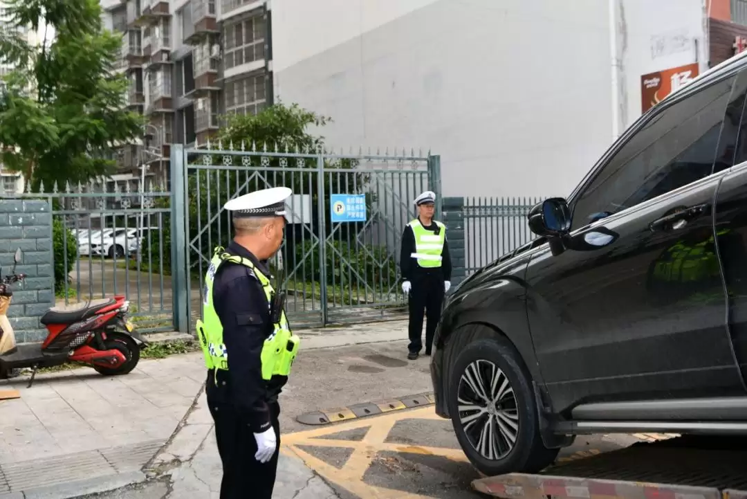 西昌公安交警整治消防通道，畅通生命救援之路！插图1