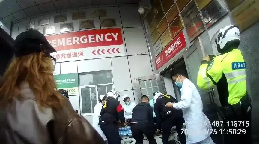 西昌公安铁骑接力护送，危重病患就医争分夺秒！插图2