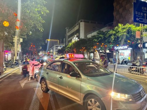 国庆我在岗：多行业人员坚守岗位 确保节日祥和插图1