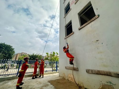 国庆我在岗：多行业人员坚守岗位 确保节日祥和插图2