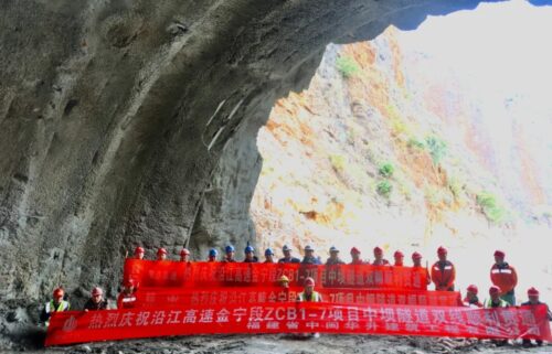 宜攀高速金宁段中坝隧道双幅贯通,为全线通车奠定坚实基础-会东网