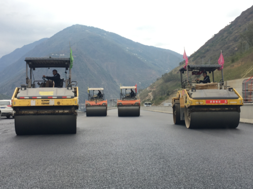 宜攀高速金宁段3公里通车段路面铺筑完成,通车进入倒计时插图1 宜攀高速金宁段3公里通车段路面铺筑完成,通车进入倒计时插图1