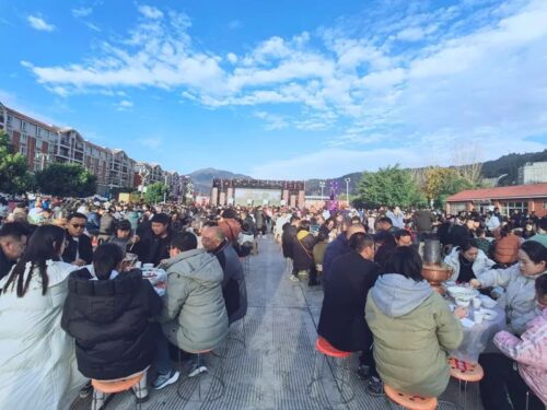 会东“双黑”美食节盛况:冬日暖阳下的美食与文化盛宴插图1 会东“双黑”美食节盛况:冬日暖阳下的美食与文化盛宴插图1