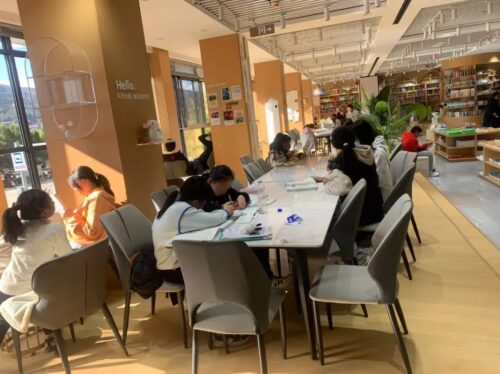 会东新华书店全新升级试营业,打造阅读 “理想国”插图2 会东新华书店全新升级试营业,打造阅读 “理想国”插图2