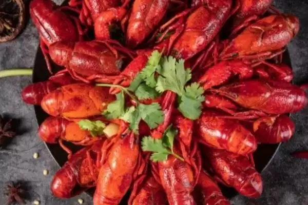 如何去除小龙虾的虾线？处理小龙虾去除虾线要运用哪些操作方法？插图3