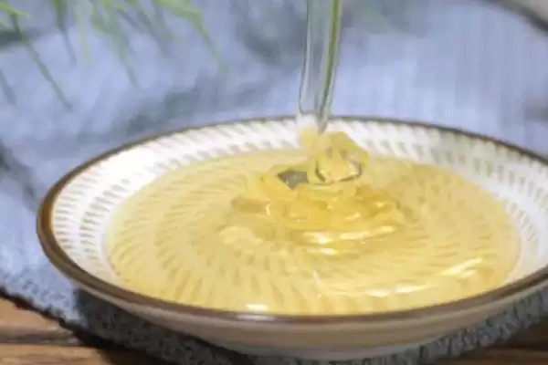 图片[4]-正宗洋槐蜜的特征，通常呈透明的水白色-会东网