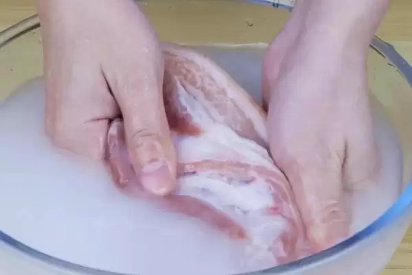 制作一斤腊肉配盐量的方法和重点？养猪与猪肉加工有哪些相关细节？插图2