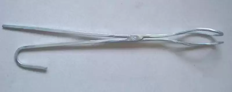 母猪助产钩要怎么进行使用呢,母猪难产时助产人员可使用助产钩操作-会东网