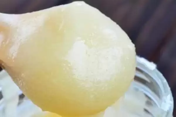 如何判断假的结晶椴树蜜，不能完全结晶且结晶松散且黏度小肯定是假的插图2