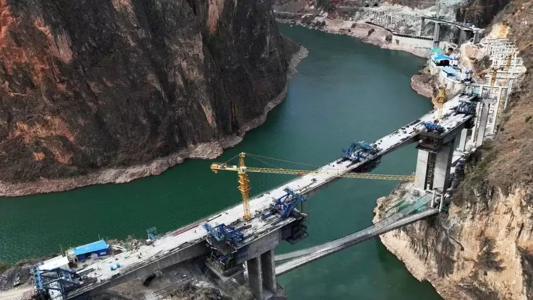 凉山高速建设激战正酣：攻克难题，迈向新程插图2