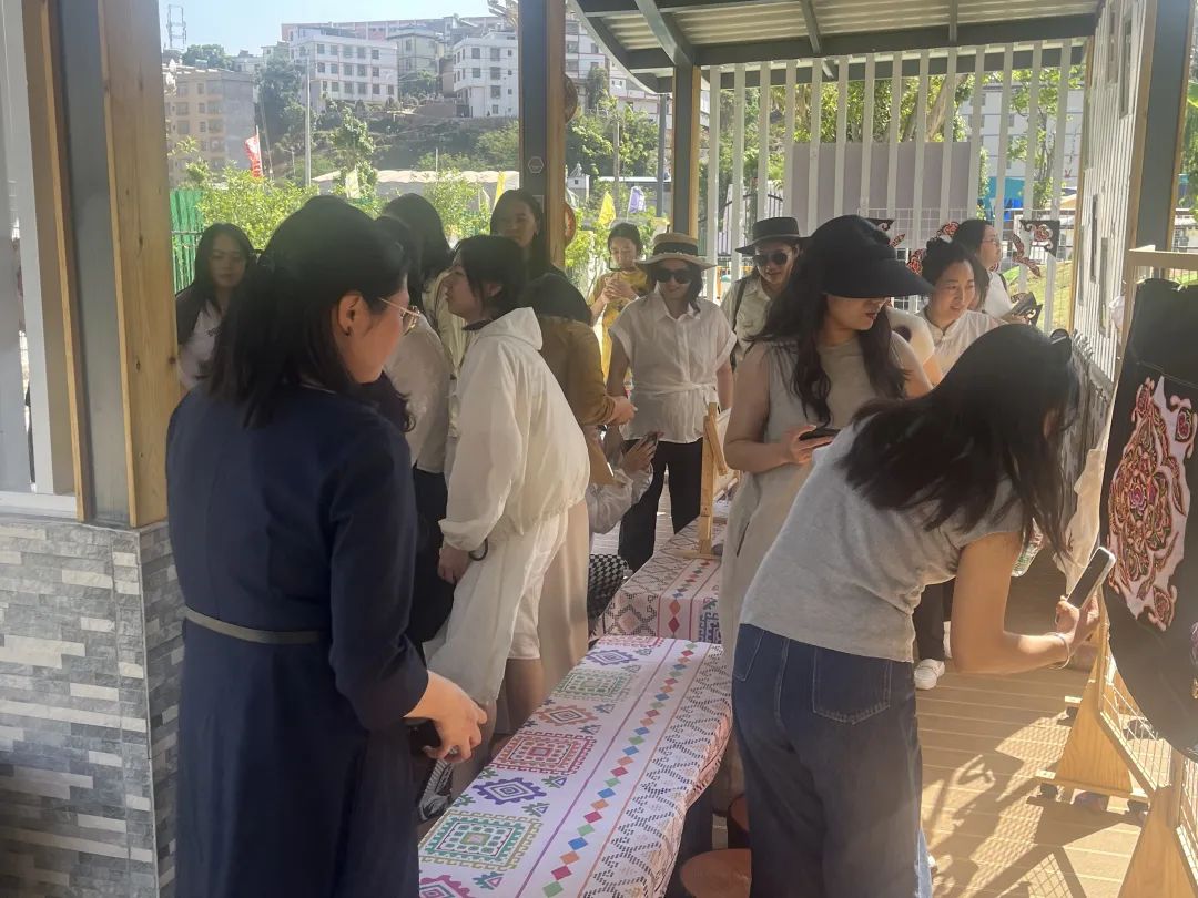 刺绣研修团探访会东挑花刺绣 共话非遗传承创新插图2 刺绣研修团探访会东挑花刺绣 共话非遗传承创新插图2