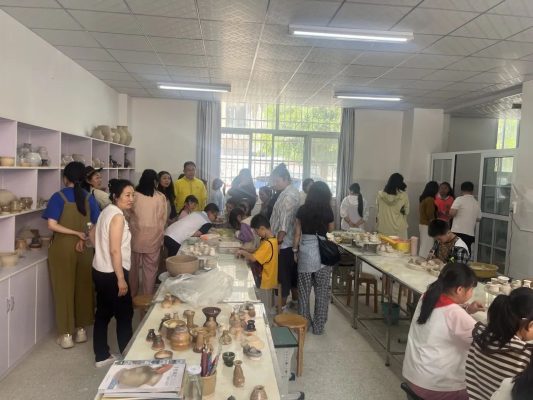 刺绣研修团探访会东挑花刺绣 共话非遗传承创新-会东网