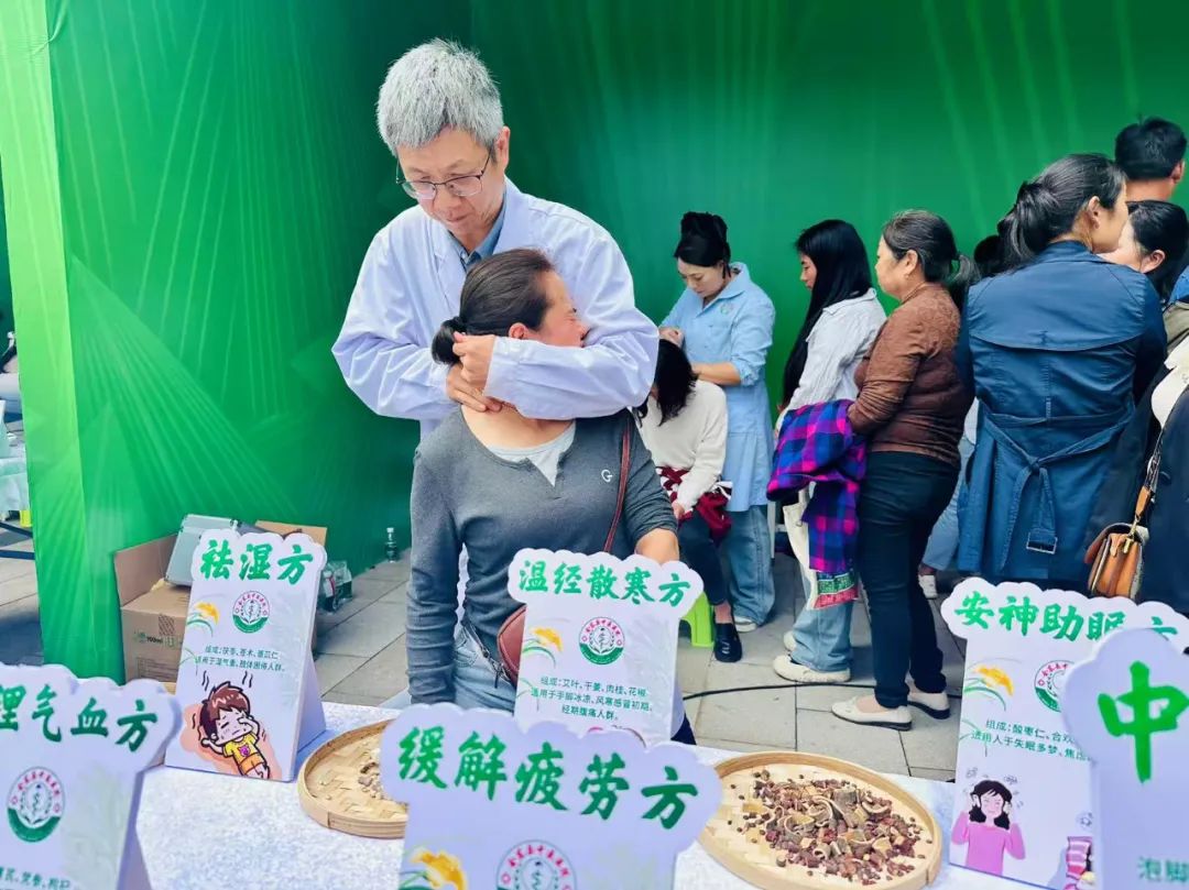 会东端午佳节“岐黄薪火”燃:中医药文化体验活动韵味足插图2 会东端午佳节“岐黄薪火”燃:中医药文化体验活动韵味足插图2