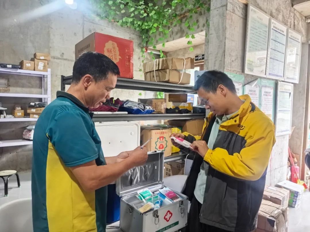 会东“快递小哥爱心驿站”:暖心之举,让城市奔跑者感受家的温度插图2 会东“快递小哥爱心驿站”:暖心之举,让城市奔跑者感受家的温度插图2