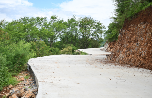 4.56公里通组路修通,大崇镇半山村开启产业升级生活提质新篇插图1 4.56公里通组路修通,大崇镇半山村开启产业升级生活提质新篇插图1
