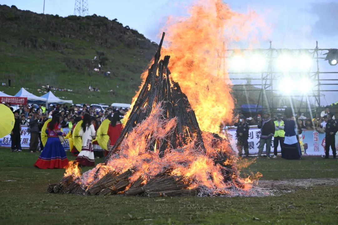 云端鲁南·清凉彝乡”:火把节燃情启幕,嗨翻鲁南山!插图8 云端鲁南·清凉彝乡”:火把节燃情启幕,嗨翻鲁南山!插图8