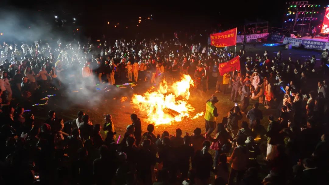 云端鲁南·清凉彝乡”:火把节燃情启幕,嗨翻鲁南山!插图9 云端鲁南·清凉彝乡”:火把节燃情启幕,嗨翻鲁南山!插图9