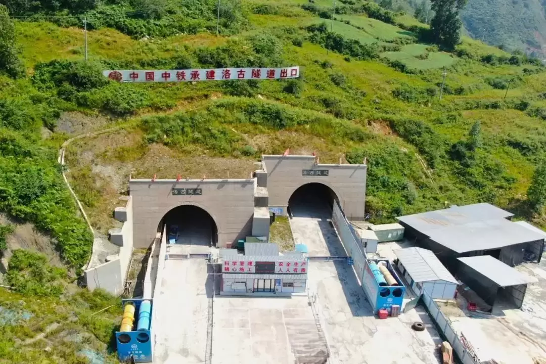 西昭高速 SG5 标洛古隧道顺利贯通 凉山交通建设再迎里程碑突破插图1 西昭高速 SG5 标洛古隧道顺利贯通 凉山交通建设再迎里程碑突破插图1