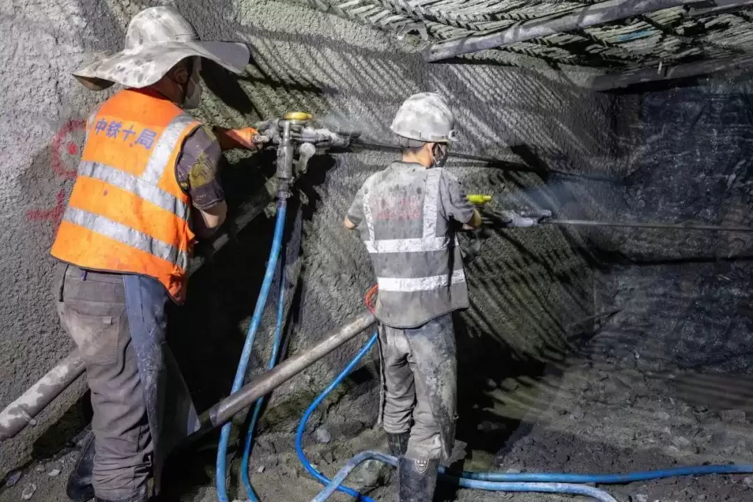 西昭高速 SG5 标洛古隧道顺利贯通 凉山交通建设再迎里程碑突破插图3 西昭高速 SG5 标洛古隧道顺利贯通 凉山交通建设再迎里程碑突破插图3