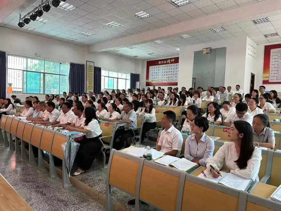 会东2025 年县城学校考调直聘教师培训圆满收官,助力教师专业进阶推动教育发展插图1 会东2025 年县城学校考调直聘教师培训圆满收官,助力教师专业进阶推动教育发展插图1