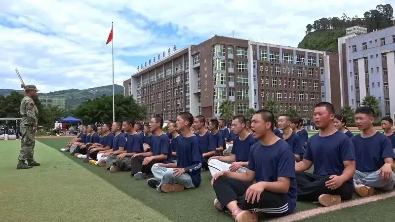 会东高一新生军训尾声：迷彩方阵里的成长与蜕变插图2