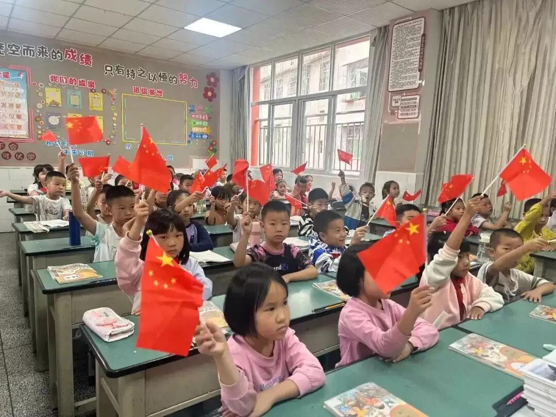 会东县各界观看抗战胜利 80 周年阅兵,伟大抗战精神激发奋进热潮插图4 会东县各界观看抗战胜利 80 周年阅兵,伟大抗战精神激发奋进热潮插图4