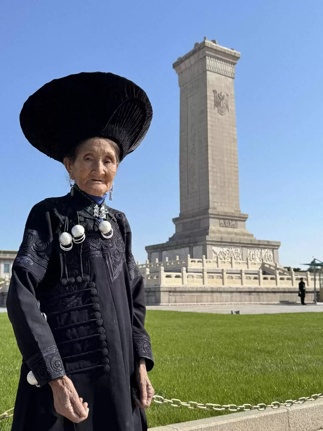 凉山小伙带 81 岁奶奶圆梦北京!彝族服装打卡天安门,温情视频走红网络插图 凉山小伙带 81 岁奶奶圆梦北京!彝族服装打卡天安门,温情视频走红网络插图