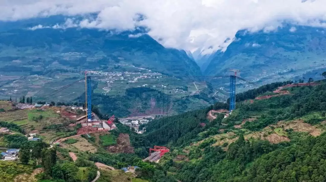 西香、西宁、会禄高速建设多点突破:尔吾隧道右洞贯通,荞窝特大桥拱肋吊装完成,乌东德隧道掘进超 3000 米-会东网