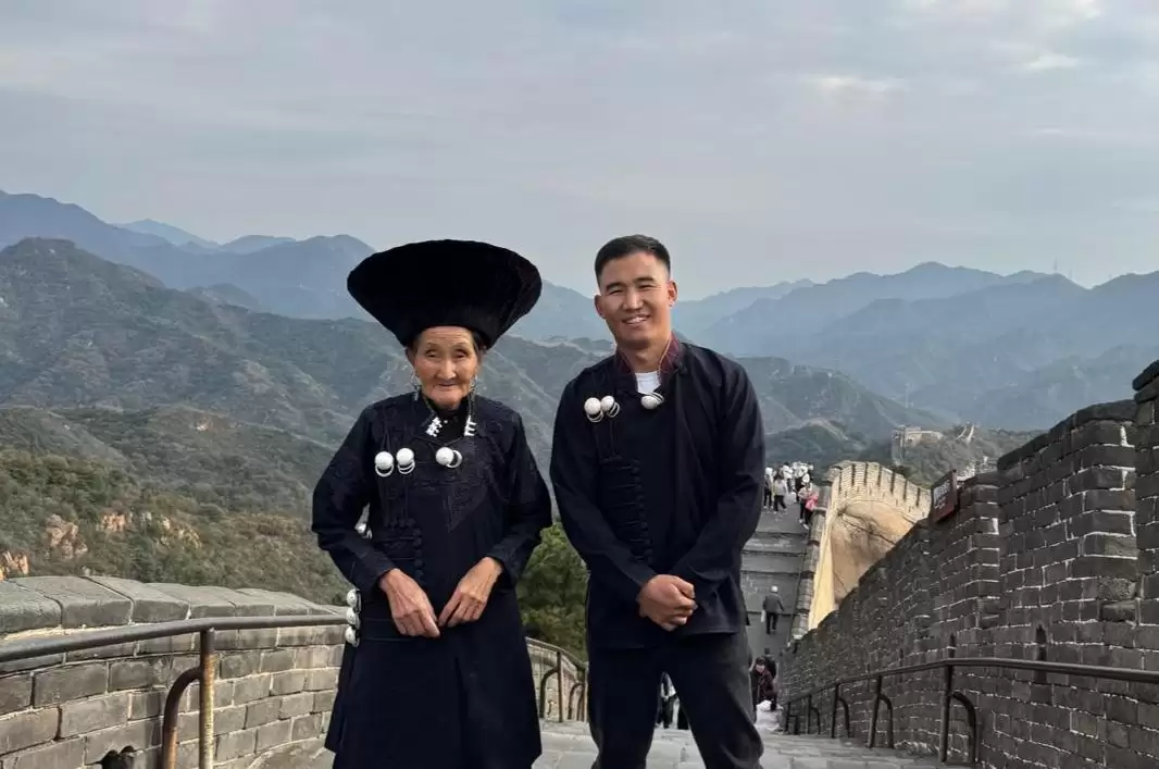 凉山小伙带 81 岁奶奶圆梦北京!彝族服装打卡天安门,温情视频走红网络插图1 凉山小伙带 81 岁奶奶圆梦北京!彝族服装打卡天安门,温情视频走红网络插图1