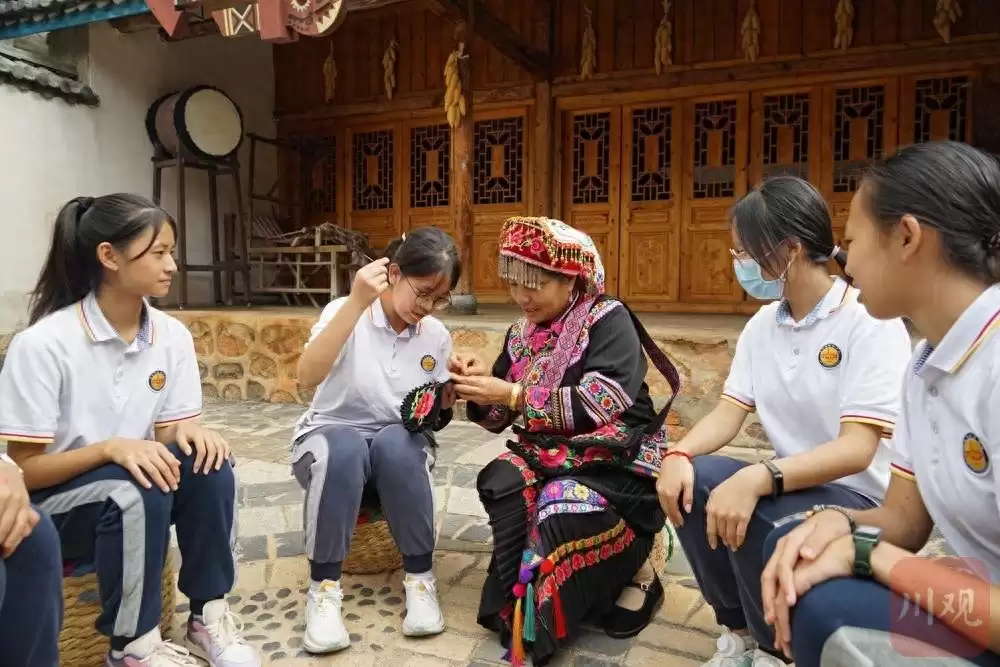 攀枝花盐边傈僳族服饰 “破圈” 与 “扎根”:探索非遗立体化保护,带动乡村发展-会东网