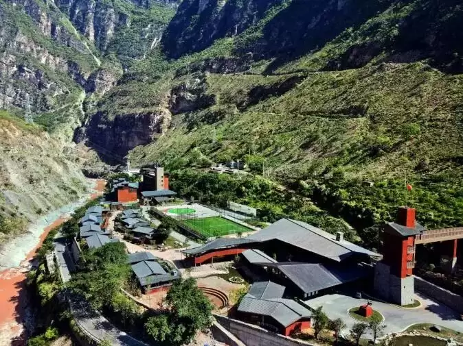 跟着大凉山戏剧节游凉山:五条线路,探秘十余个 “自然剧场” 的独特魅力插图12 跟着大凉山戏剧节游凉山:五条线路,探秘十余个 “自然剧场” 的独特魅力插图12