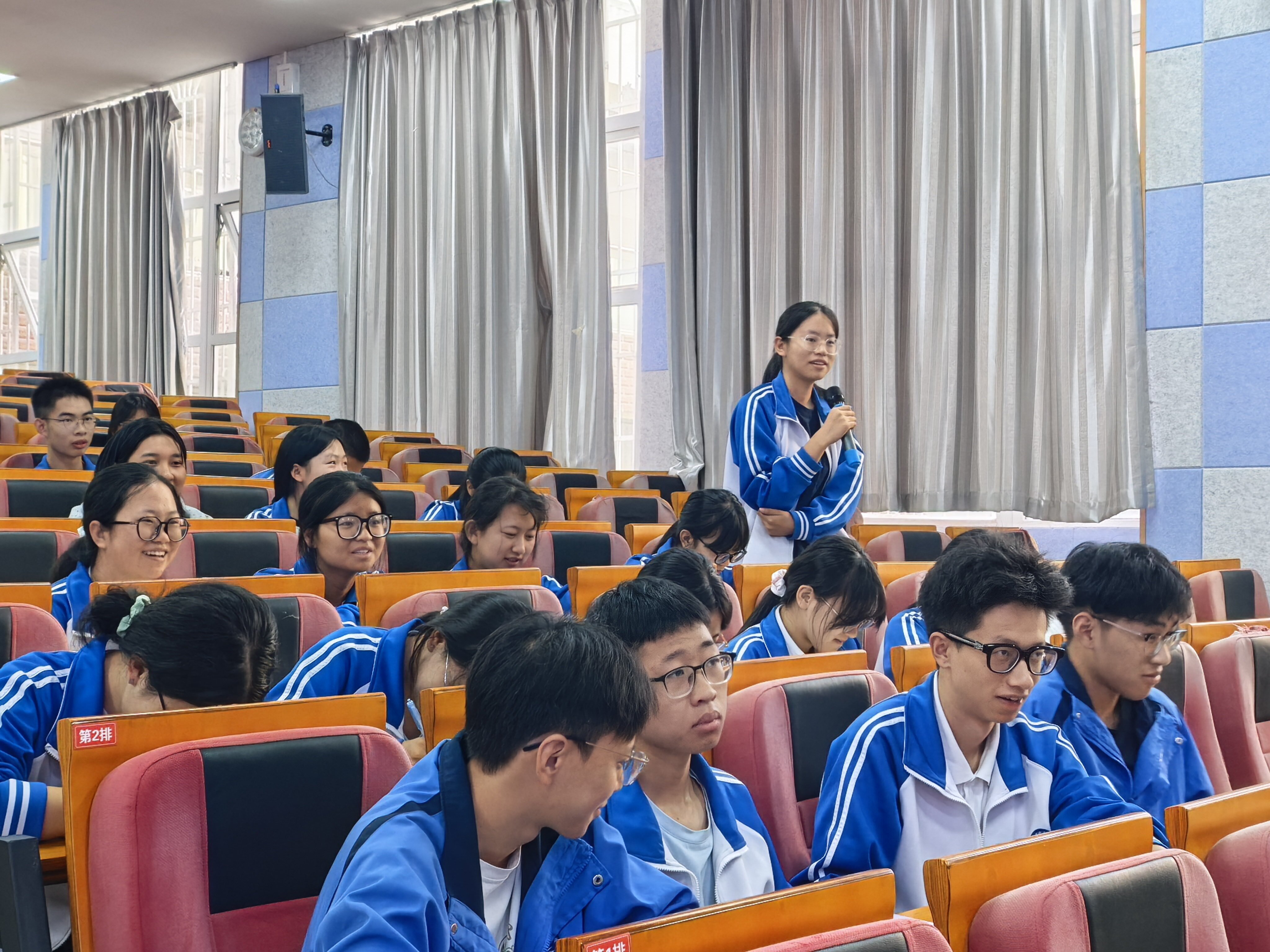 清华大学物理系学子走进冕宁中学校开展支教交流活动插图2 清华大学物理系学子走进冕宁中学校开展支教交流活动插图2