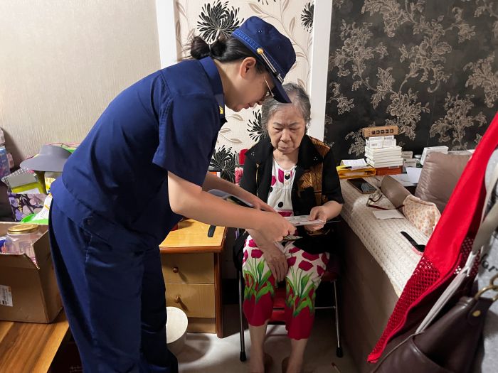 攀枝花仁和区:免费安装联网烟感,为居家老人筑牢“防火墙”插图 攀枝花仁和区:免费安装联网烟感,为居家老人筑牢“防火墙”插图